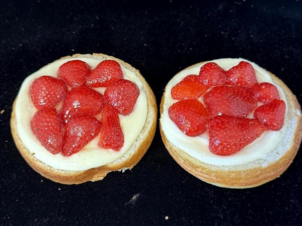 Beschuitbol met aardbei